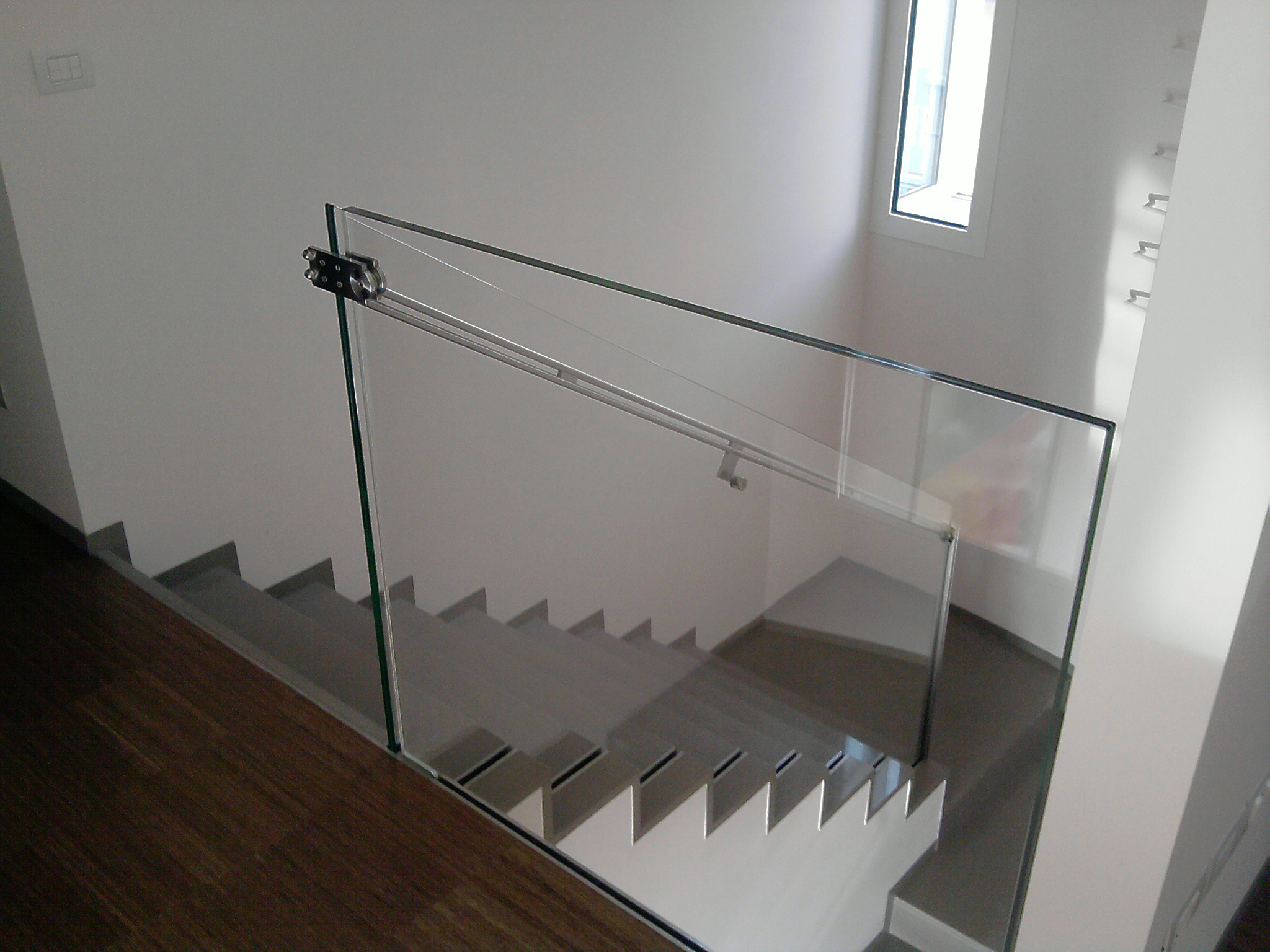 http://www.salvador-infissi.it/wp-content/uploads/2015/11/Parapetto-scala-da-sopra-2.jpg
